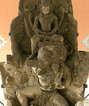 Candi Wayang Pinisi Warisan Sejarah Nusantara Abadi