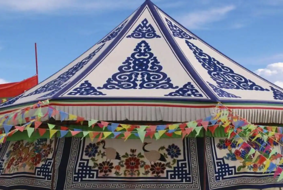 Keanggunan Warna Tradisional Indonesia Tak Lekang Zaman